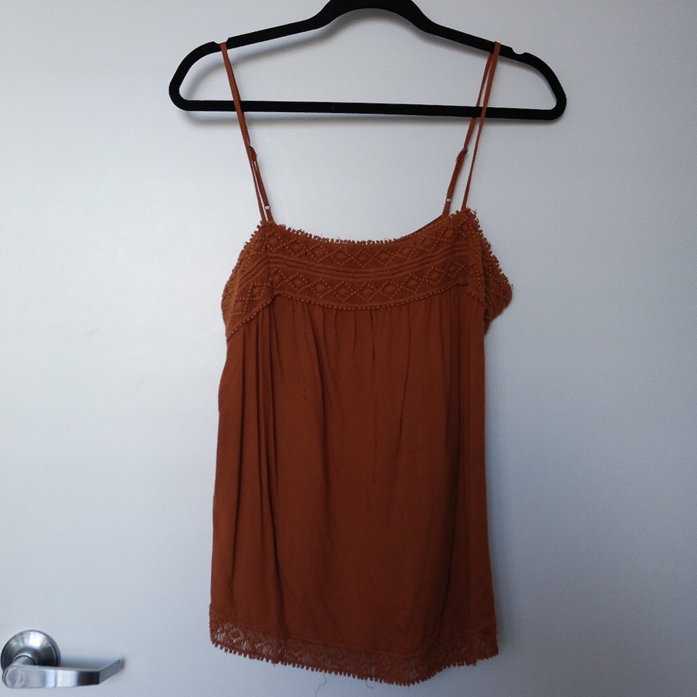 Hinge women’s Burnt Clay spaghetti strap crochet cami top size M